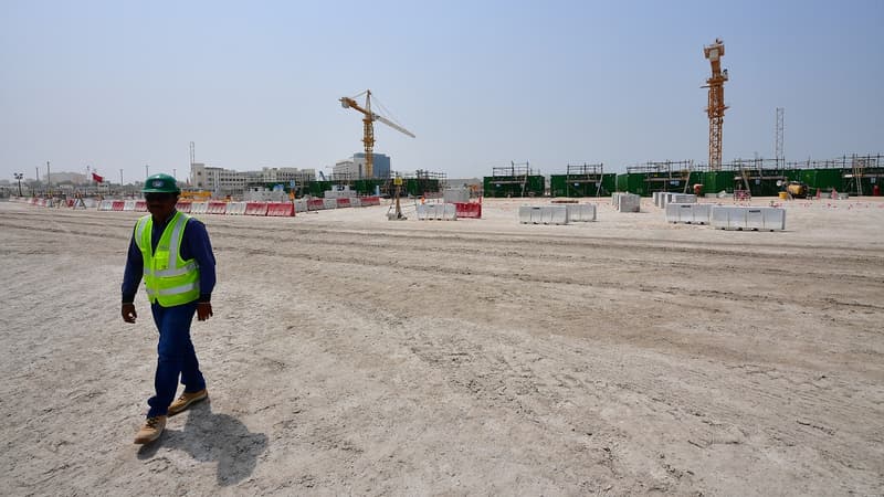 Coupe du monde 2022: un dirigeant qatari annonce “entre 400 et 500 morts” sur les chantiers, l’organisation rétropédale