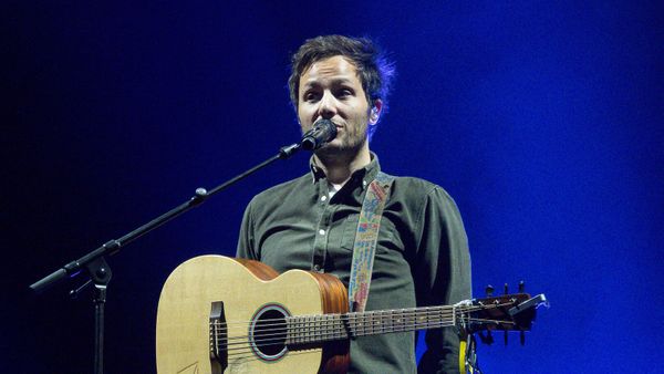 Adorable ! Vianney immortalisé sur la scène de l’Olympia avec son fils, "cette photo n’est même pas posée"