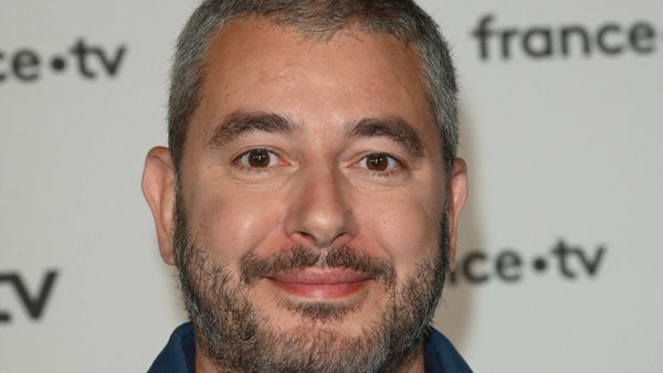 Ali Baddou : âge, taille, origine, compagne, Mazarine, Charlotte Le Bon, C’est l’hebdo… Tout savoir