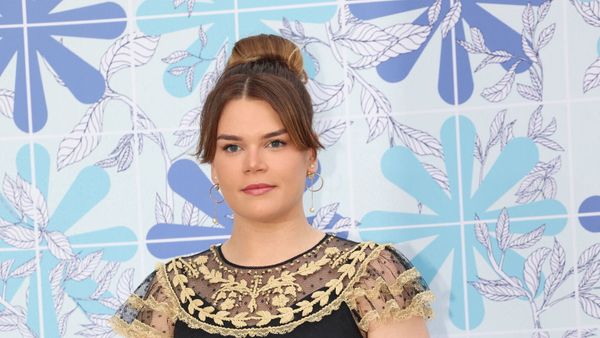 Camille Gottlieb canon en soirée électro : elle ose le décolleté résille à paillettes