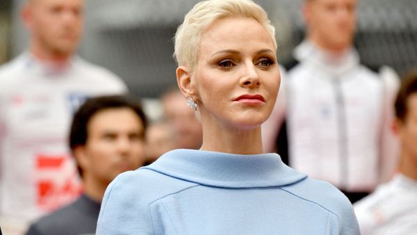 Charlene de Monaco fait sensation : elle porte un bijou rare et exceptionnel sur une robe déroutante