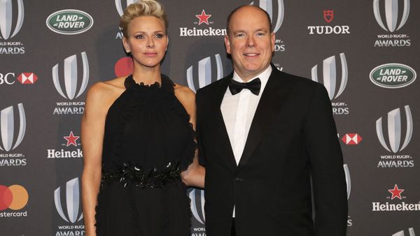 Charlene de Monaco : jupe haute couture, perles… son look noir et blanc fait sensation au bras d’Albert