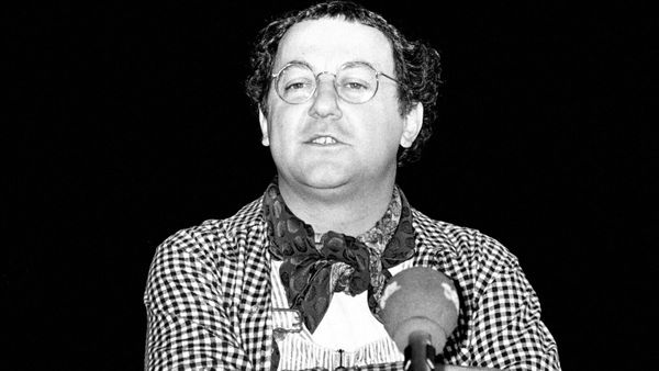 Coluche : ce secret insoupçonnable derrière la photo culte des Restos du coeur