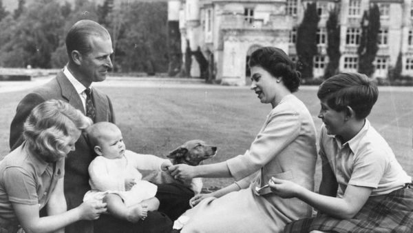 Elizabeth II : pourquoi la naissance de ses trois premiers enfants l’a mise en danger