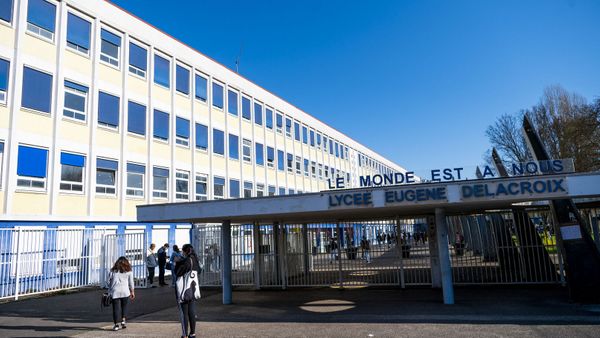 Elle accouche dans la cantine du lycée alors qu’elle ignorait totalement être enceinte