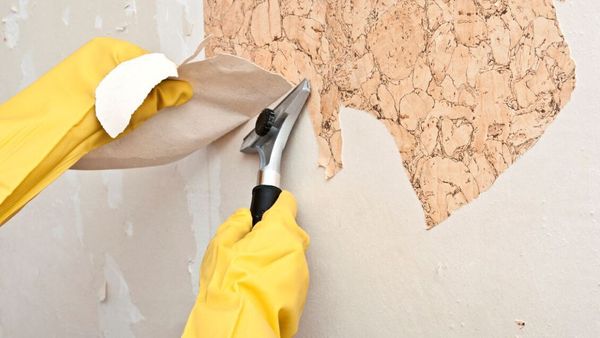 Elle décolle le papier peint dans sa nouvelle maison et y découvre un message hallucinant