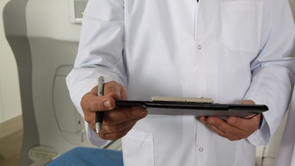 Elle passe trois ans loin de son mari, le jour de leurs retrouvailles tourne au drame