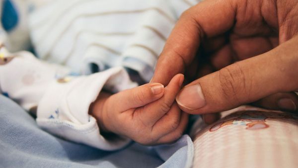 Elle rejoint sa voiture avec son bébé de 10 jours dans les bras et vit une scène traumatisante