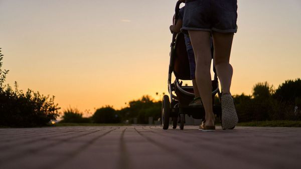 Elle sort avec son petit garçon de 9 mois en poussette, la promenade va virer à la tragédie