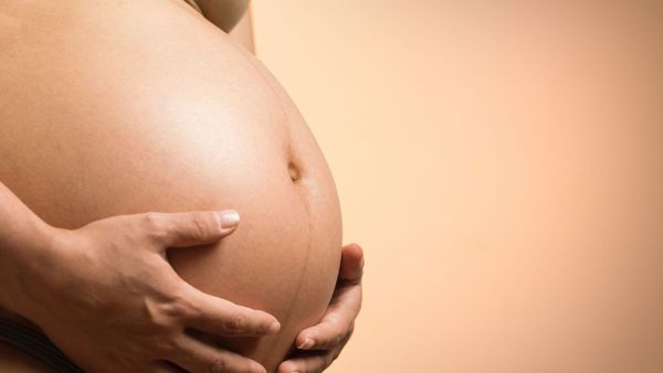 Enceinte de son deuxième enfant, une jeune femme de 18 ans connaît un sort tragique