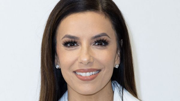 Eva Longoria : émue et sublime en robe drapée satinée, elle est distinguée par le duc de Séville