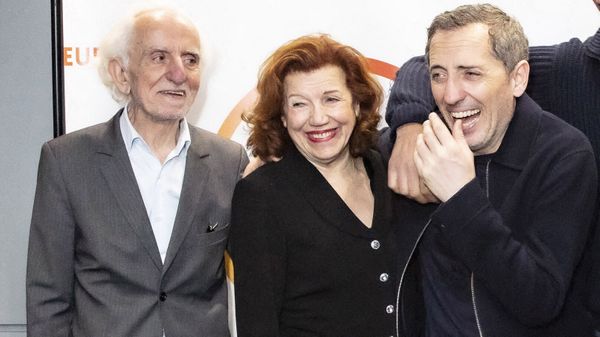 Gad Elmaleh catholique : l’humoriste sans voix face à la réaction de sa mère quand il a annoncé sa conversion