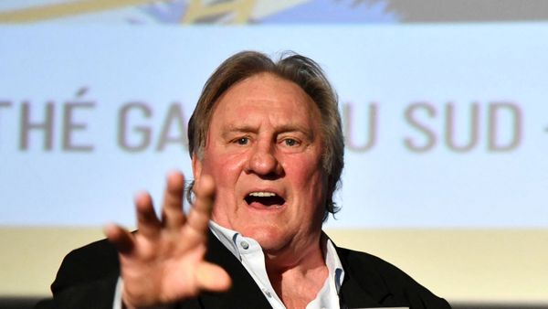 Gérard Depardieu : pourquoi tourne-t-il avec une oreillette ?