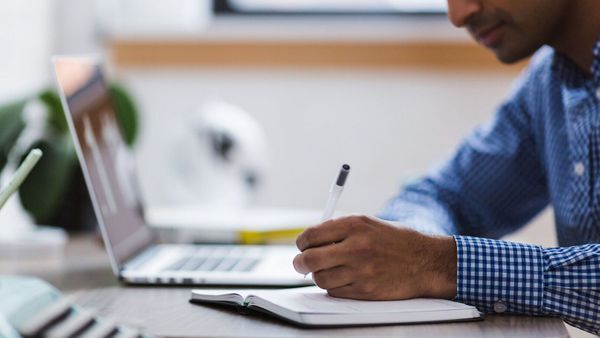 Harcelé par un exhibitionniste, un étudiant pense être tranquille avant une très mauvaise surprise