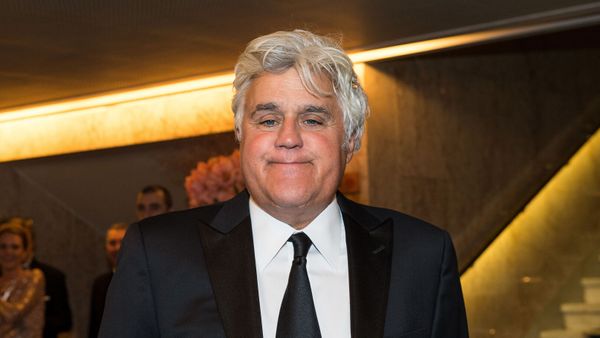 Jay Leno défiguré : le présentateur star gravement brûlé au visage