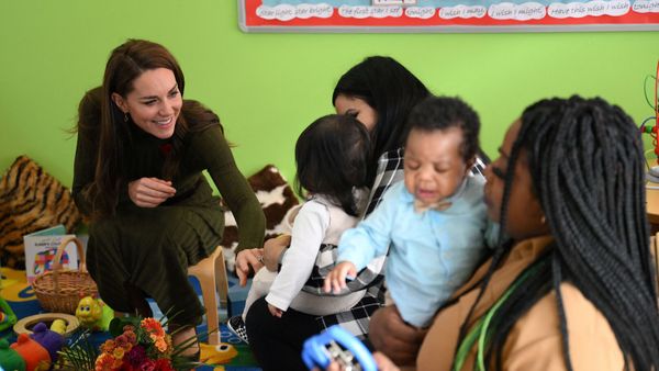 Kate Middleton : séduite par un petit garçon curieux, elle lui offre un cadeau très symbolique (Vidéo)