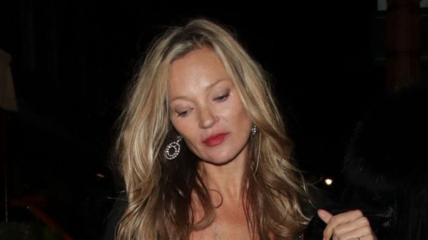 Kate Moss : accident de robe pour la mannequin qui dévoile ses seins en plein Londres