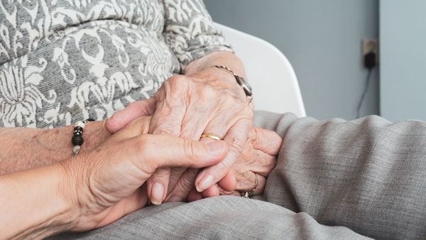 L’infirmière à domicile arrive chez sa patiente de 96 ans et fait une découverte abjecte