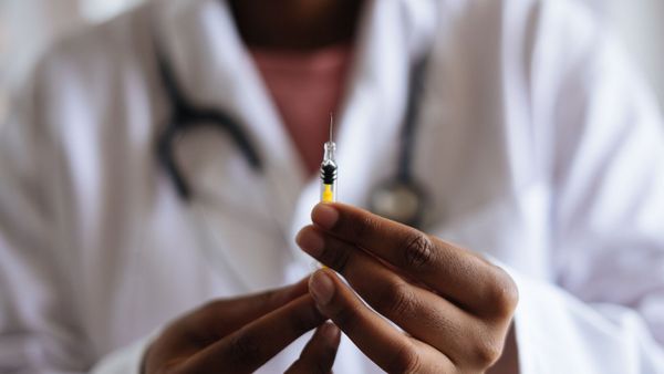 L’infirmière d’une maison de retraite prend de douloureuses libertés avec le pied d’un vieux pensionnaire