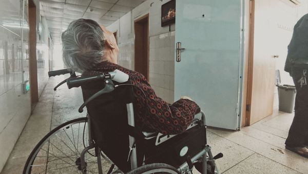 L’opération de routine tourne au drame : glaçantes révélations sur la mort d’une femme oubliée par le personnel soignant