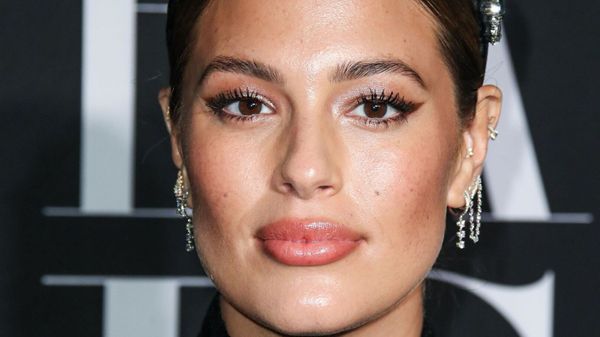 "Nouveau ventre" : Ashley Graham se dévoile sans retenue après la naissance de ses jumeaux