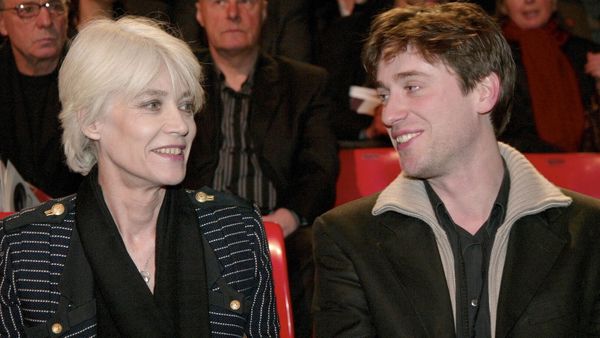 "Pas du tout le moral" : Thomas Dutronc donne de tristes nouvelles de Françoise Hardy et se dit prêt à accepter son euthanasie