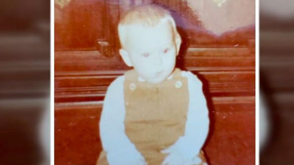 Portée disparue depuis le meurtre de ses parents quand elle était bébé, elle apprend une stupéfiante nouvelle à 42 ans