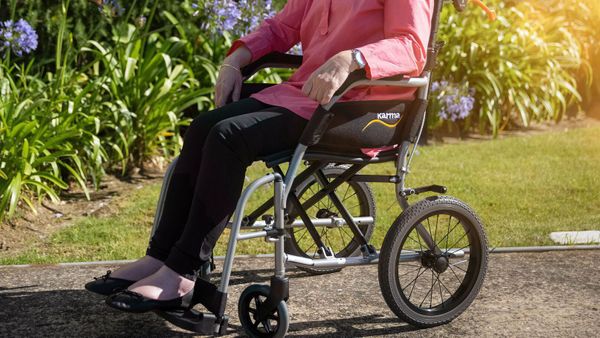Poussée par son mari, une femme en fauteuil roulant ne se doute pas du sort funeste qu’il a prévu pour elle