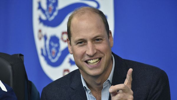 Prince William : look austère mais sourire aux lèvres pour sa visite surprise aux stars du foot anglais