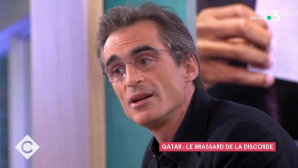 Raphaël Enthoven recadré par Mohamed Bouhafsi après un tacle contre les Bleus