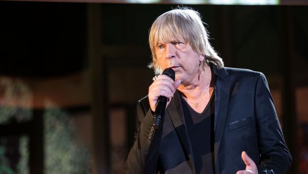 Renaud : malgré son état de santé, le chanteur présent aux NRJ Music Awards pour recevoir un trophée d’honneur