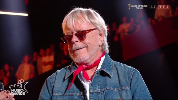 Renaud : tremblant sur la scène des NRJ Music Awards, le chanteur inquiète
