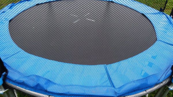 Son petit-fils joue au trampoline dans le jardin, il entend des cris et assiste à une attaque terrifiante