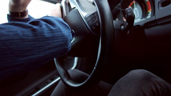 Une bagarre éclate à un mariage : il tue plusieurs invités avec sa voiture