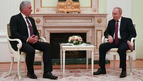 Vladimir Poutine : sa main devient violette en plein entretien avec le président cubain