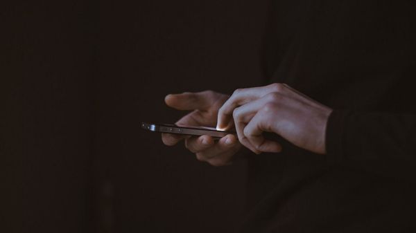 Vrai vidéo mais faux viol : le geste honteux d’un policier qui voulait mettre le feu aux poudres