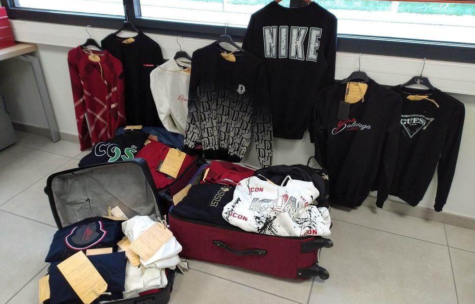 Pyrénées-Orientales : En patrouillant sur un marché, les gendarmes découvrent des vêtements contrefaits