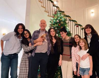 Bruce Willis et Demi Moore réunis pour des photos de famille: la mine de l’acteur inquiète