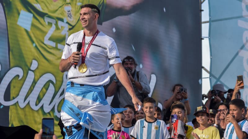 Argentine: Emiliano Martinez acclamé par une foule impressionnante dans sa ville natale