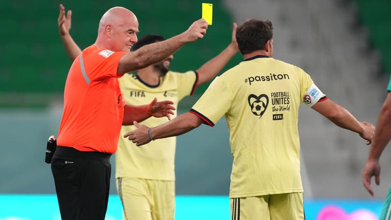 Coupe du monde 2022: Infantino s’improvise arbitre pour un match entre anciennes stars… et ouvriers