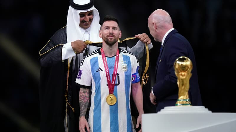 “Mais pourquoi?”, la tenue qatarie portée par Messi pour soulever la Coupe du monde fait polémique en Argentine
