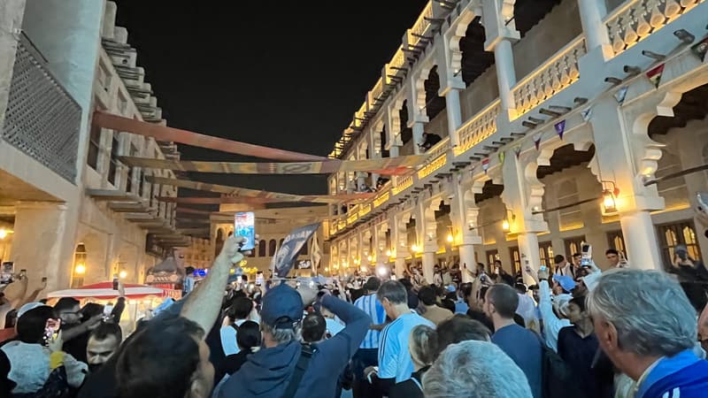 France-Argentine: les supporters argentins mettent déjà une grosse ambiance dans le souk de Doha