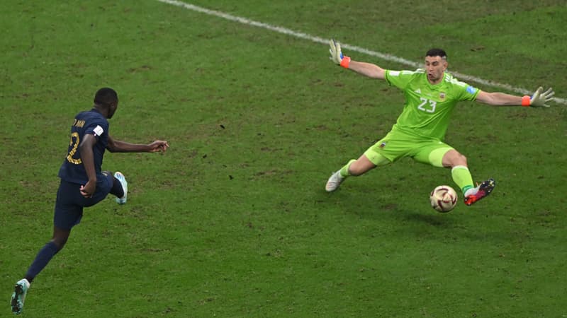France-Argentine: Martinez se fait tatouer la Coupe du monde… sur le mollet de son arrêt face à Kolo Muani
