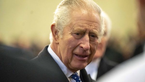 Charles III "happé par un gourou sud-africain", cet homme louche qui a eu une influence décisive sur le roi 