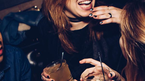 Elle chante et danse dans un bar pour fêter Noël, tout bascule en quelques secondes