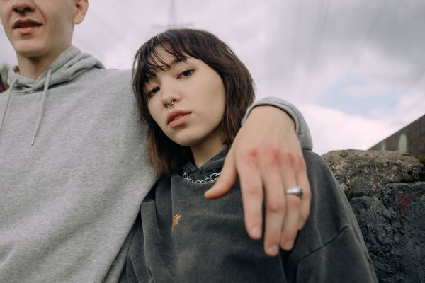 Elle fréquente un homme plus âgé mais envisage de présenter  un faux copain  à ses parents