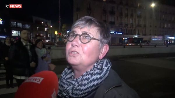 Elle sort du métro et découvre avec effroi en pleine interview qu’un rat s’est invité dans son pull