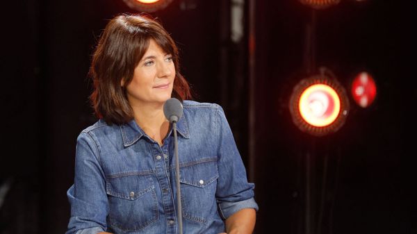 Estelle Denis : excédée, elle fait un commentaire très gênant sur le "peignoir" de Lionel Messi, et ça scandalise