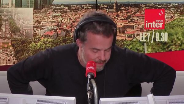 "Excusez-moi, je suis bouleversé" : très ému, Nicolas Demorand perd pied en direct en évoquant la mort de son frère