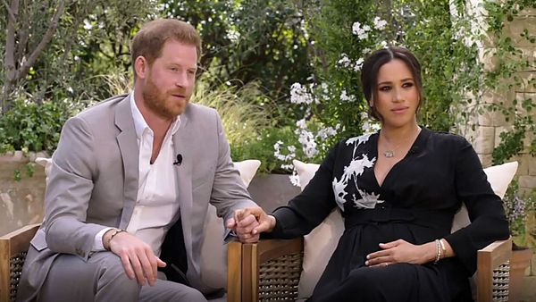 Harry &amp; Meghan : ce geste bouleversant du prince envers sa femme lorsqu’ils découvrent leur interview avec Oprah